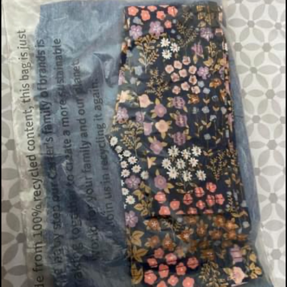 I’m selling a brand new carter toddler size 2t legging set. Still in packaging